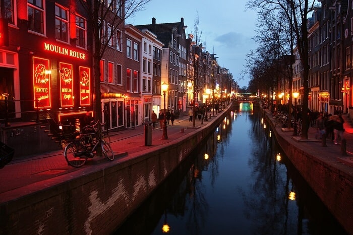 תעלת הנהר בערב ברחוב החלונות האדומים באמסטרדם