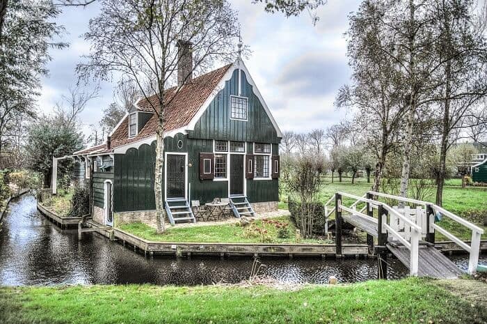 בית למרגלותיו זורם נחל בכפר נופש באמסטרדם